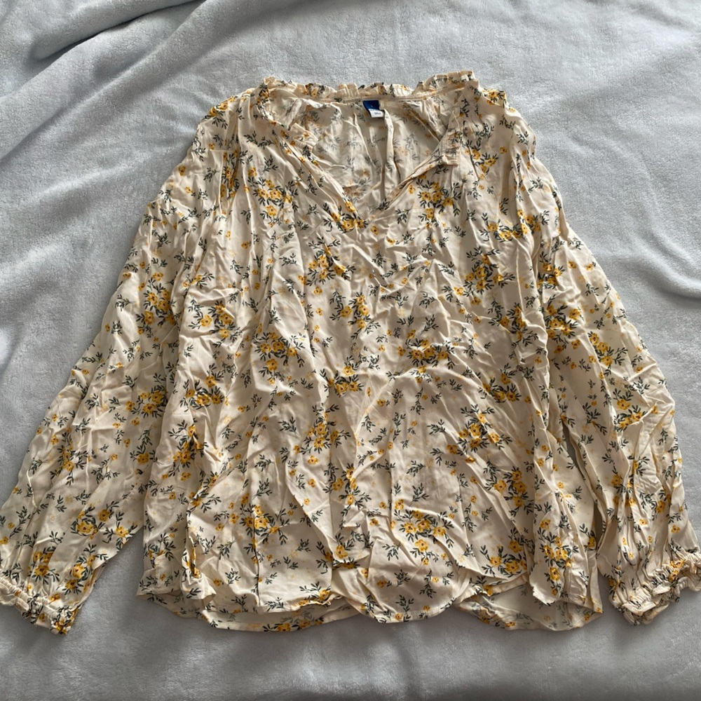 Old navy women’s floral blouse. Color cream with yellow flowers. Size L